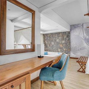 Deluxe Ocean View Garden Twin Room